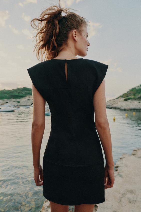 Robe courte à brandebourgs
