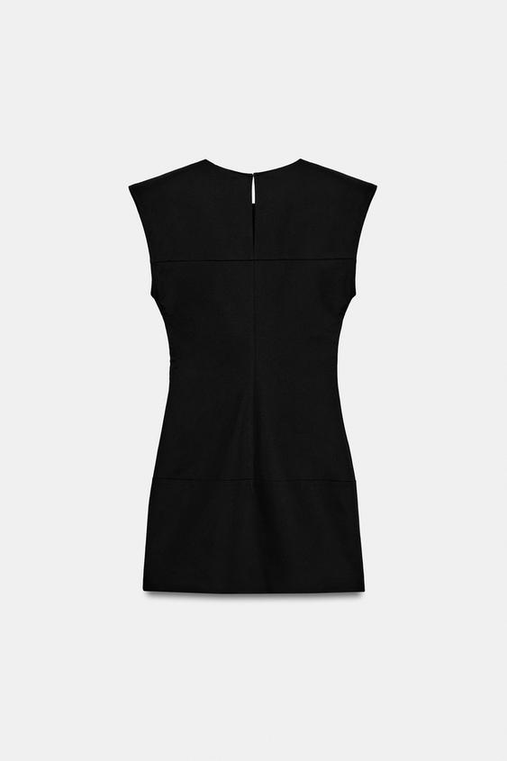 Robe courte à brandebourgs