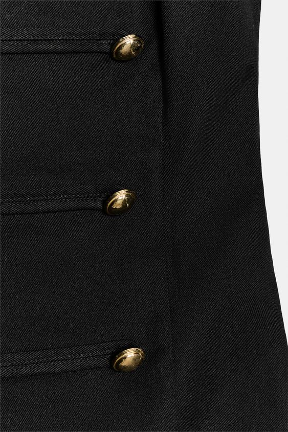 Robe courte à brandebourgs