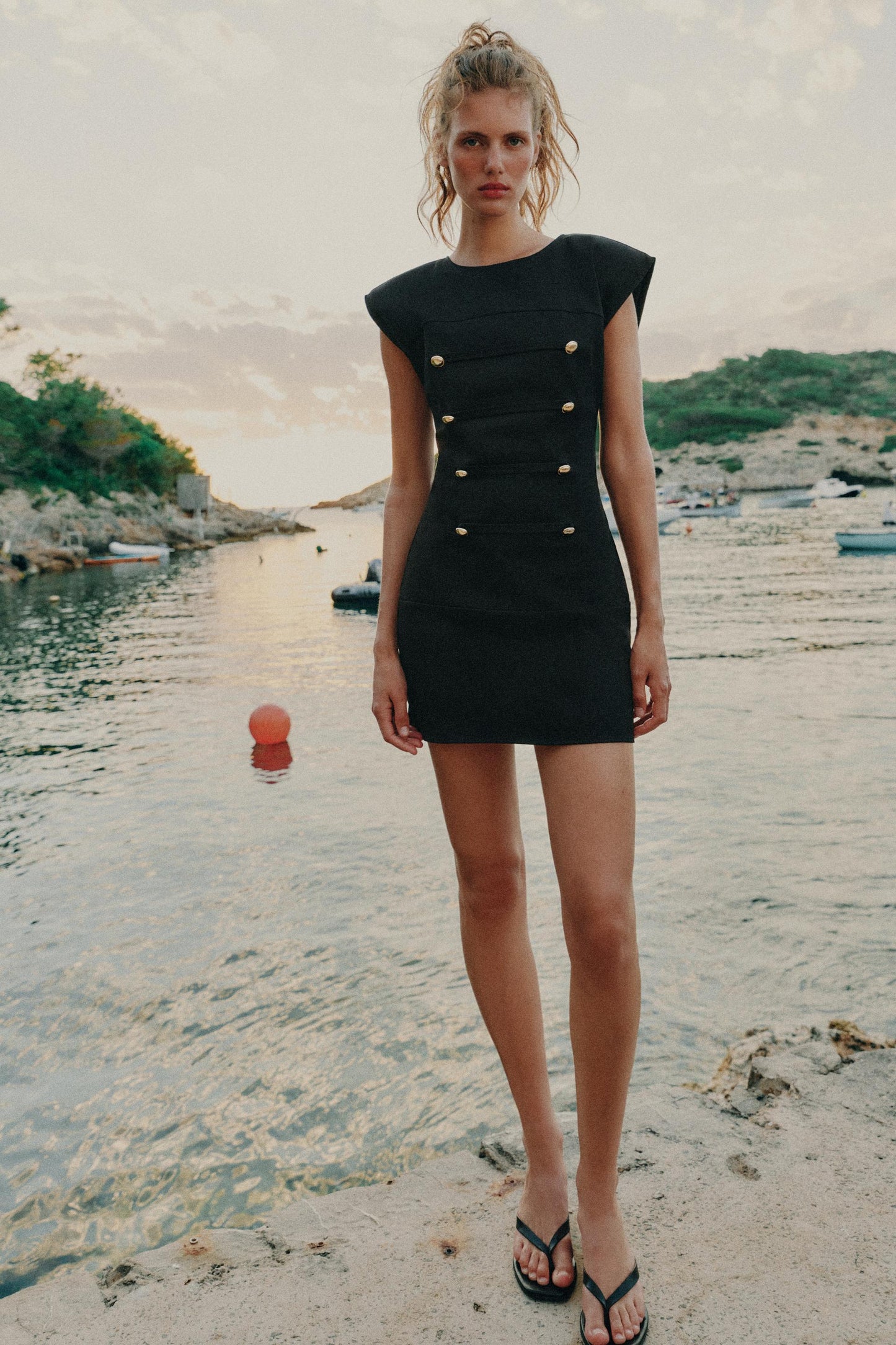 Robe courte à brandebourgs