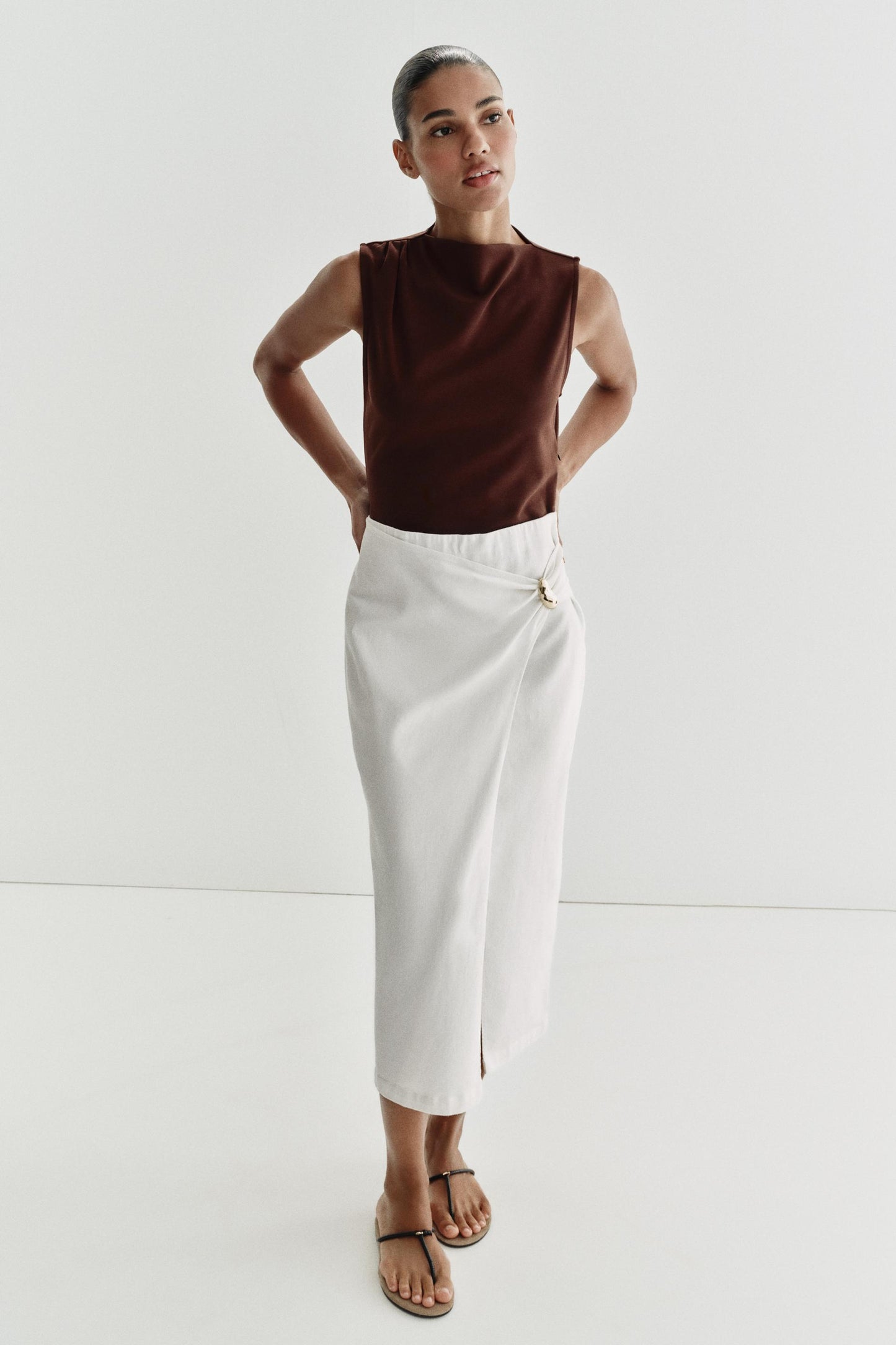 Robe midi contrastée à détail métallique