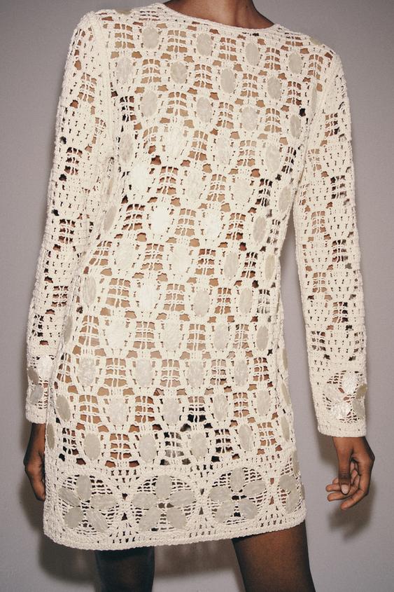 Robe en maille ajourée à perles
