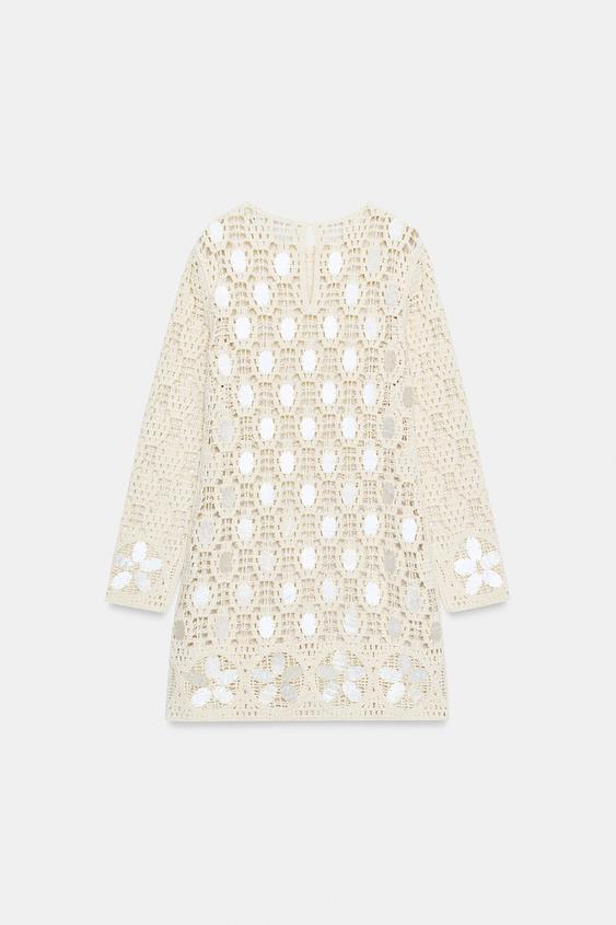 Robe en maille ajourée à perles