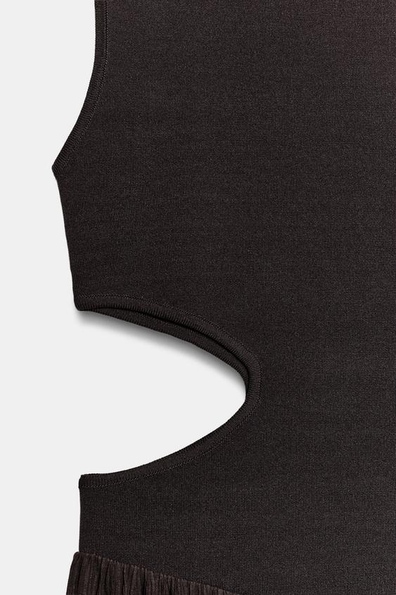 Robe contrastée en maille à découpes