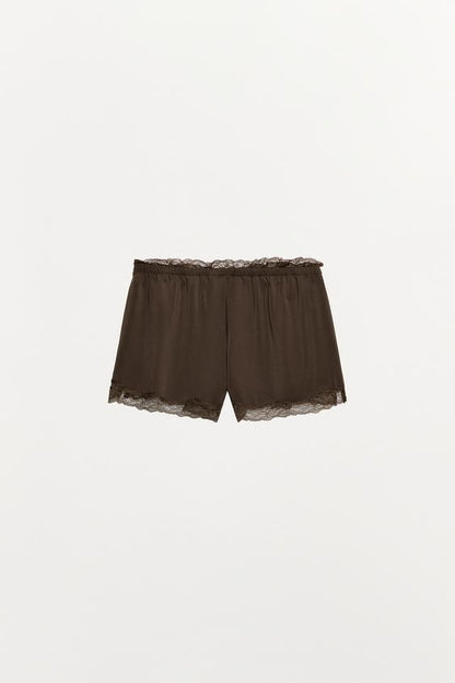 Short fluide en dentelle