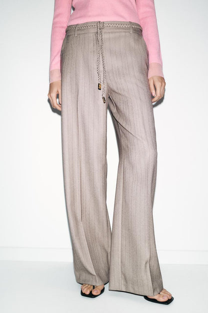 Pantalon à chevrons avec ceinture tressée