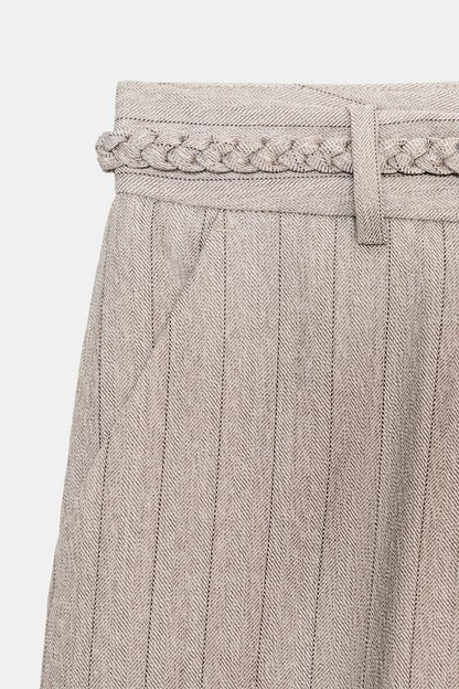 Pantalon à chevrons avec ceinture tressée
