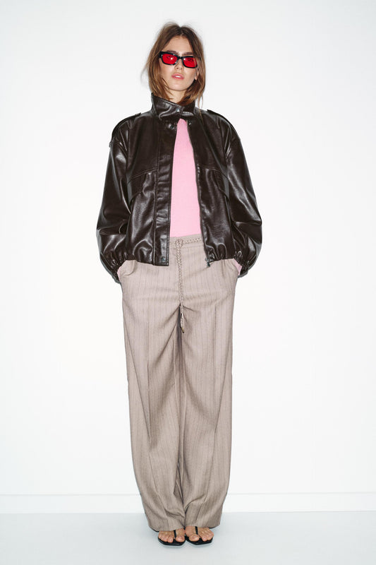 Pantalon à chevrons avec ceinture tressée