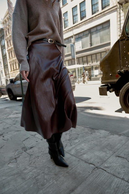 Jupe midi effet cuir avec ceinture