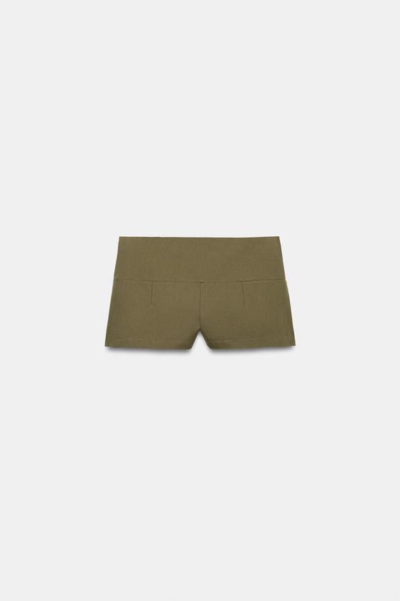 Short mini à boutons