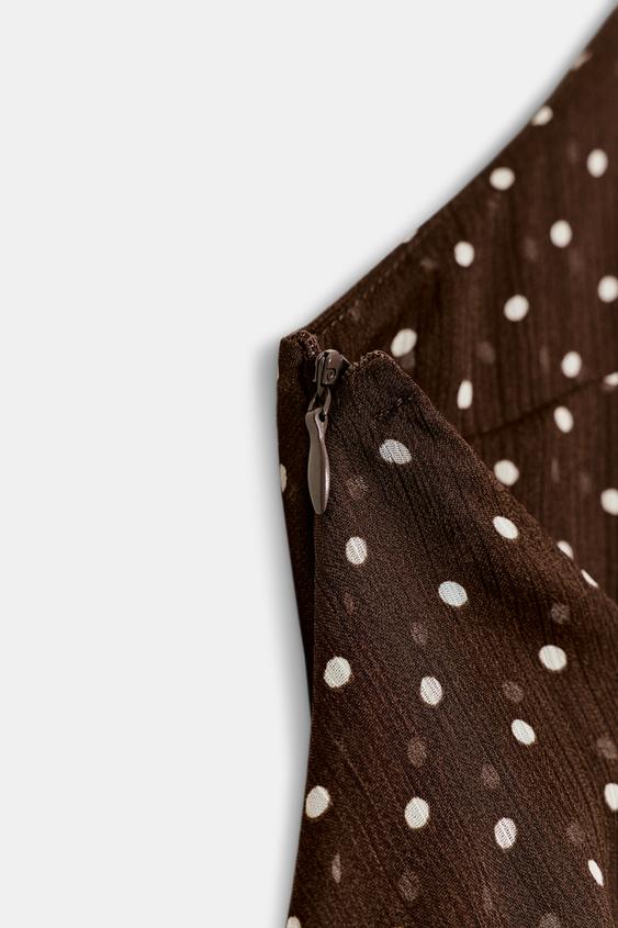 Robe dos-nu à volants à pois