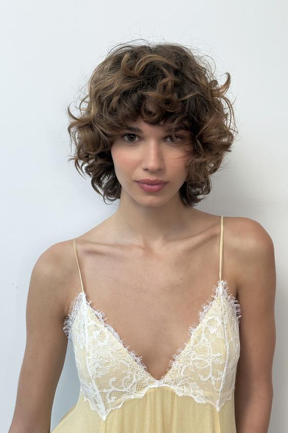 Robe courte contrastée en dentelle