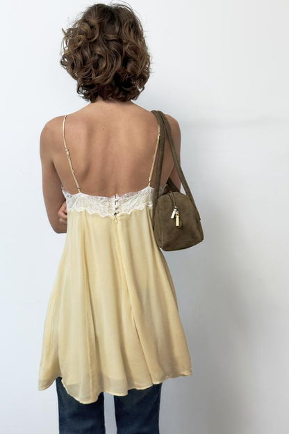 Robe courte contrastée en dentelle