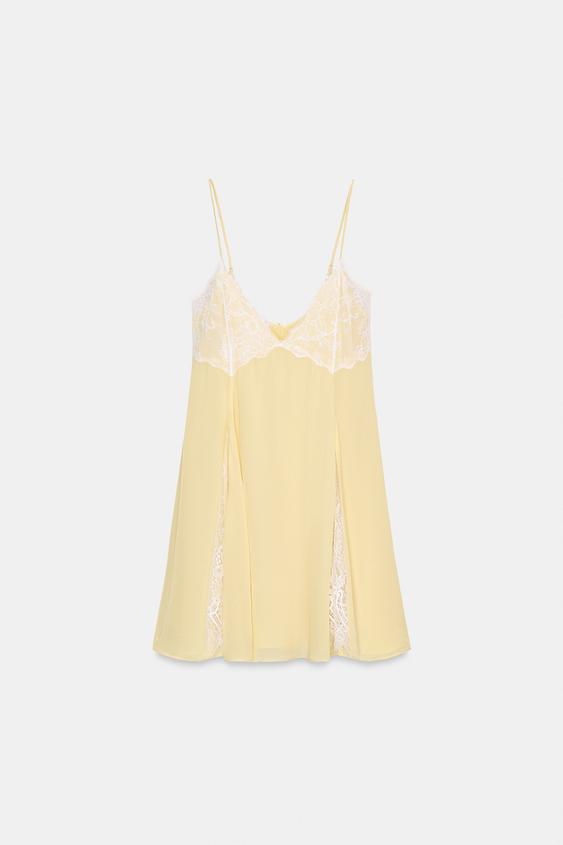 Robe courte contrastée en dentelle