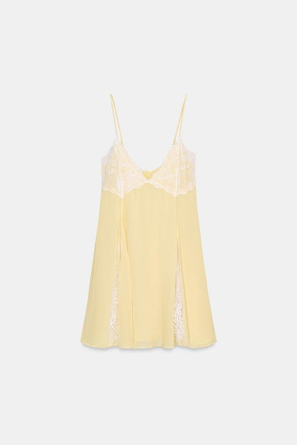 Robe courte contrastée en dentelle