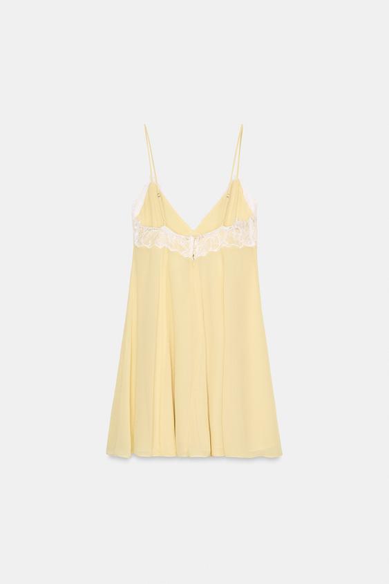 Robe courte contrastée en dentelle