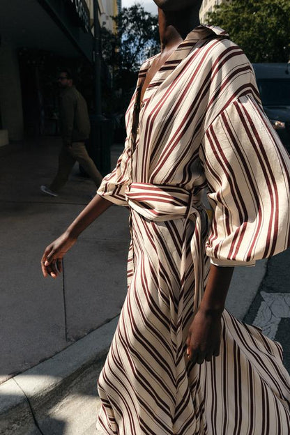 Robe midi à rayures avec ceinture