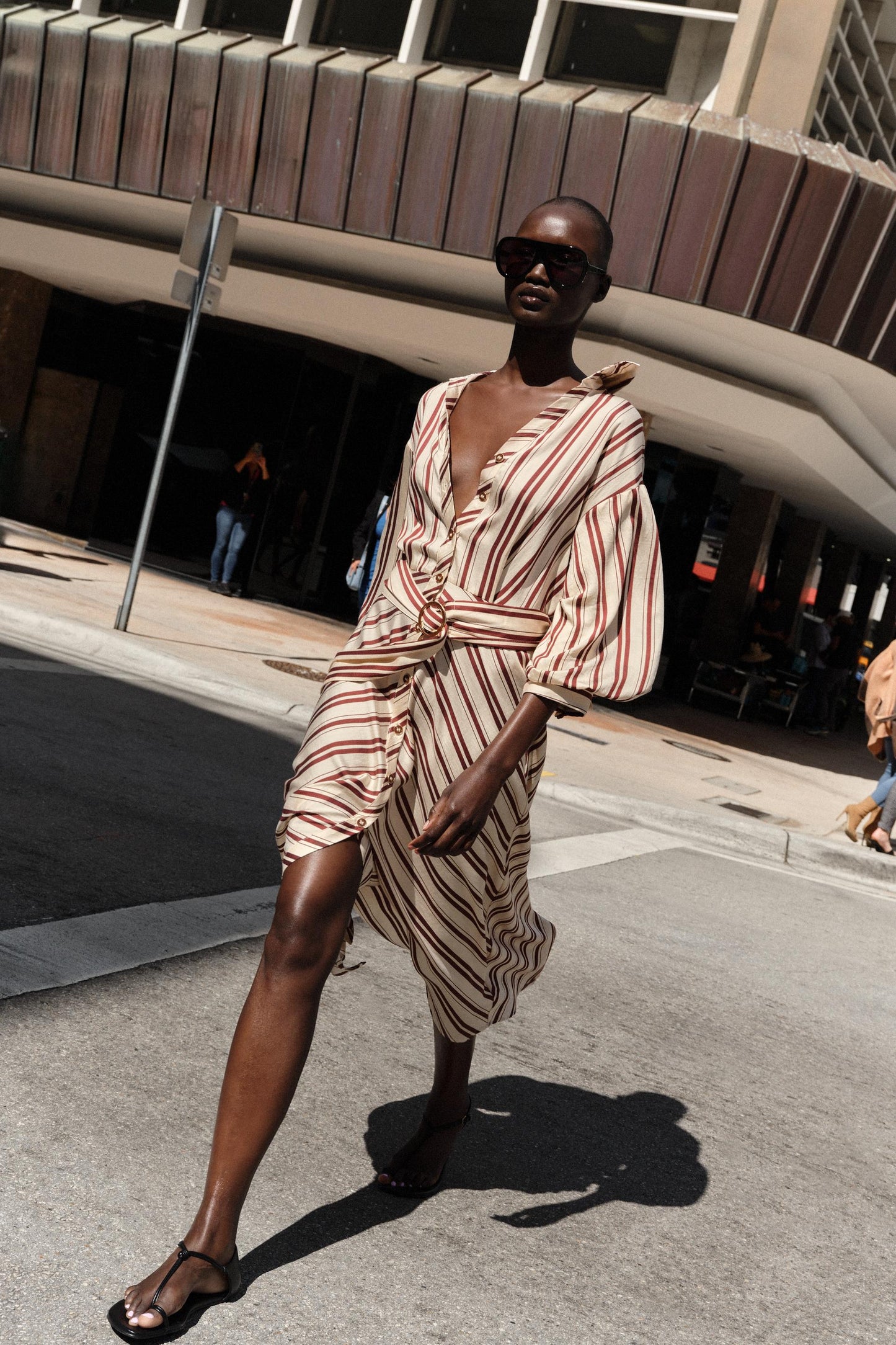 Robe midi à rayures avec ceinture