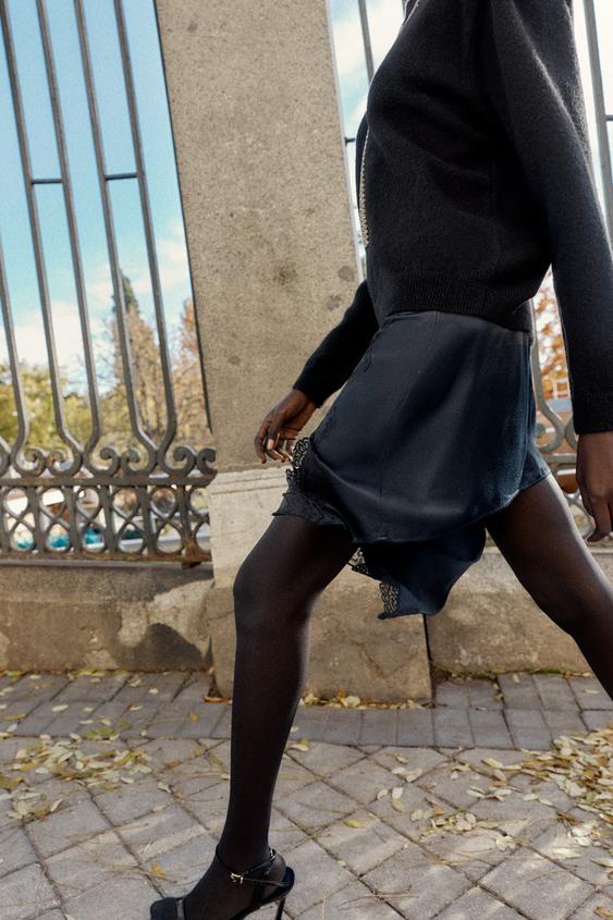 Jupe mini satinée contrastée en dentelle