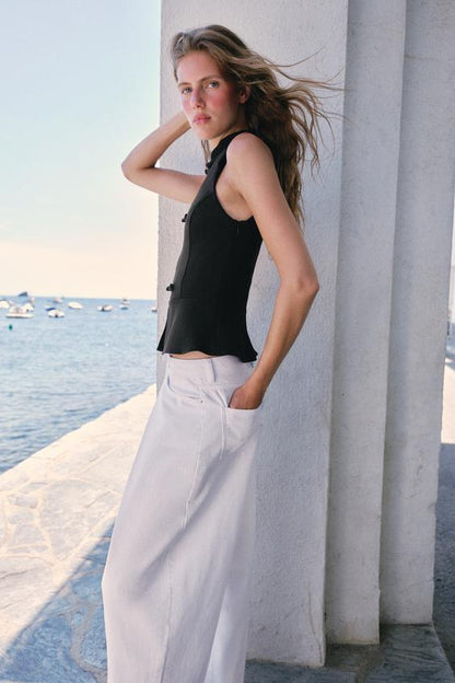 Top peplum à brandebourgs