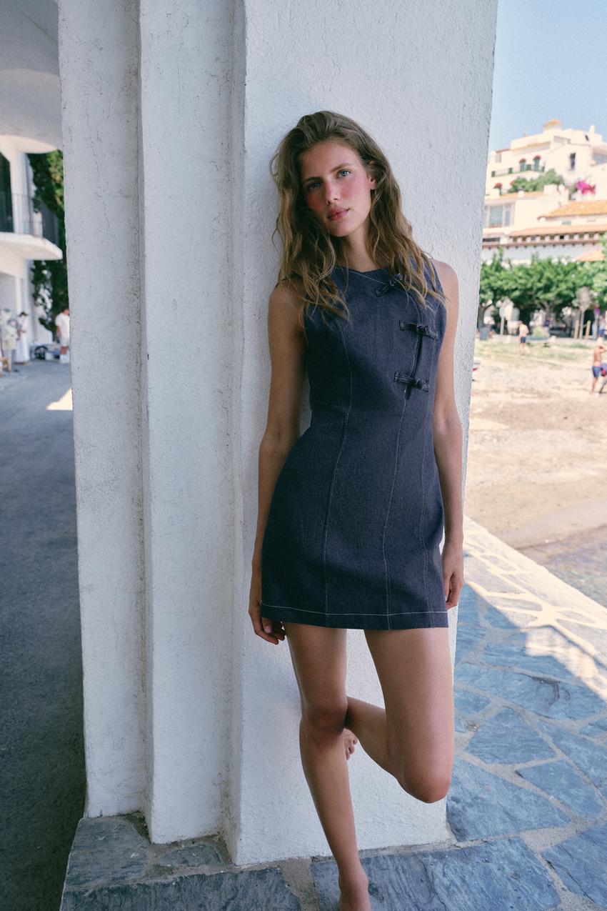Robe courte à brandebourgs