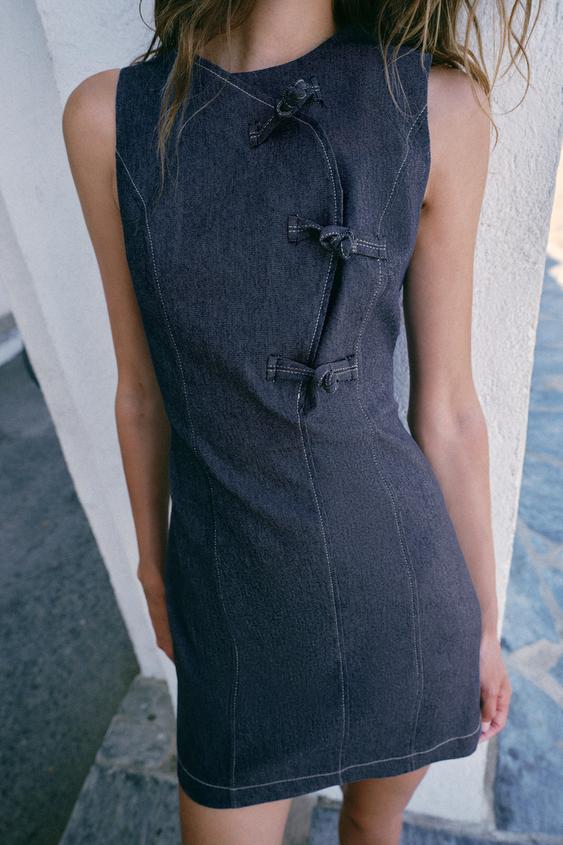 Robe courte à brandebourgs