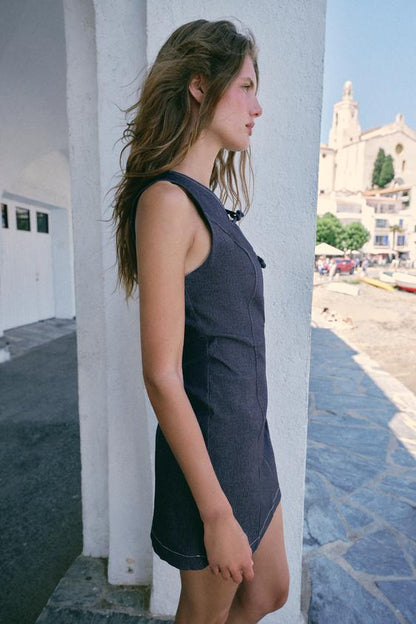 Robe courte à brandebourgs