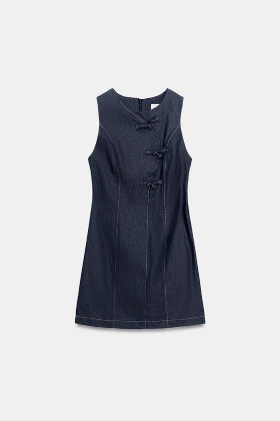 Robe courte à brandebourgs