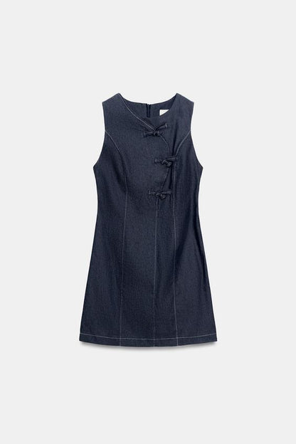Robe courte à brandebourgs