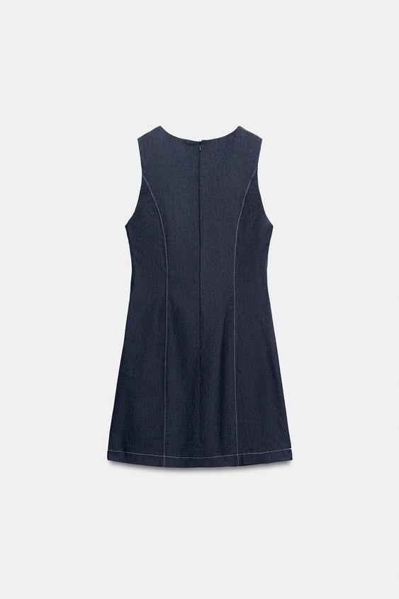 Robe courte à brandebourgs