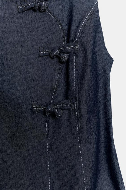 Robe courte à brandebourgs