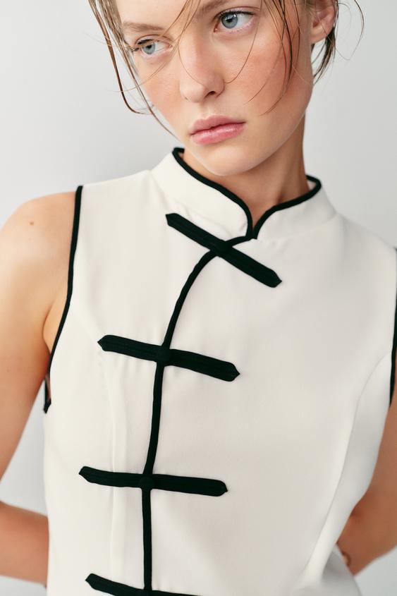 Robe courte à brandebourgs