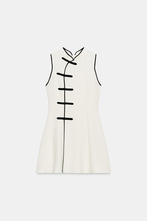 Robe courte à brandebourgs