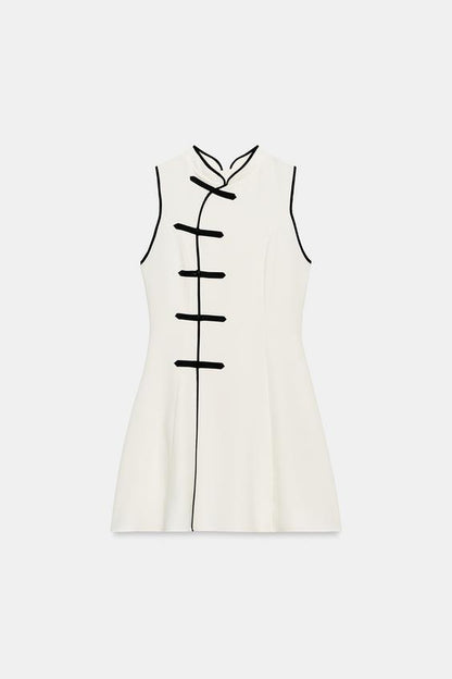Robe courte à brandebourgs