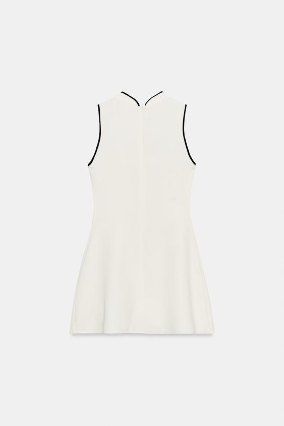 Robe courte à brandebourgs