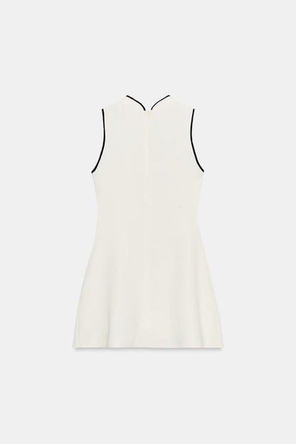 Robe courte à brandebourgs