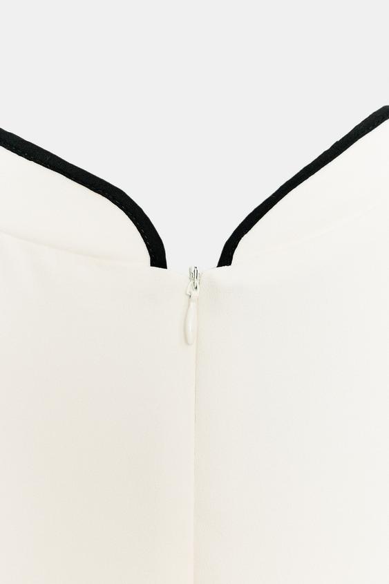 Robe courte à brandebourgs