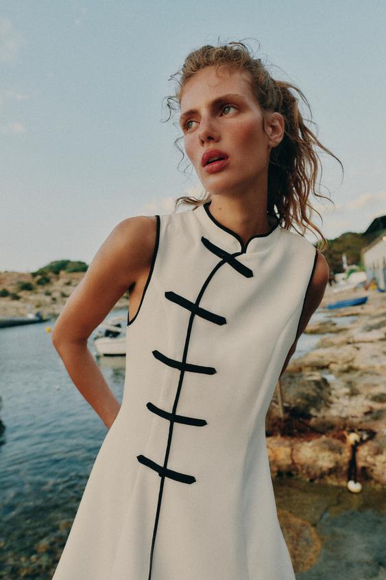 Robe courte à brandebourgs