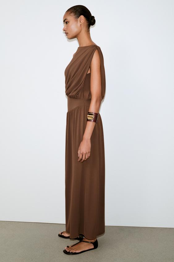 Robe à large ceinture latérale