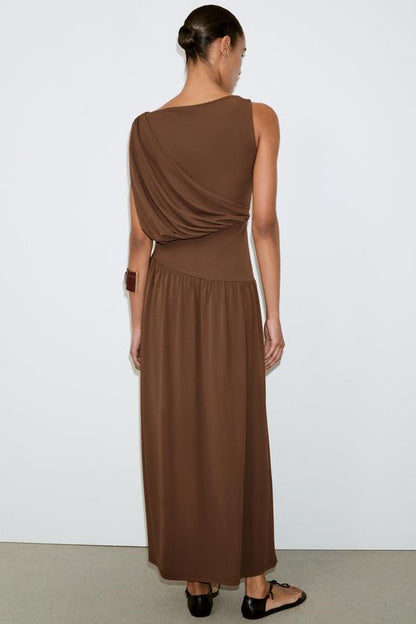 Robe à large ceinture latérale