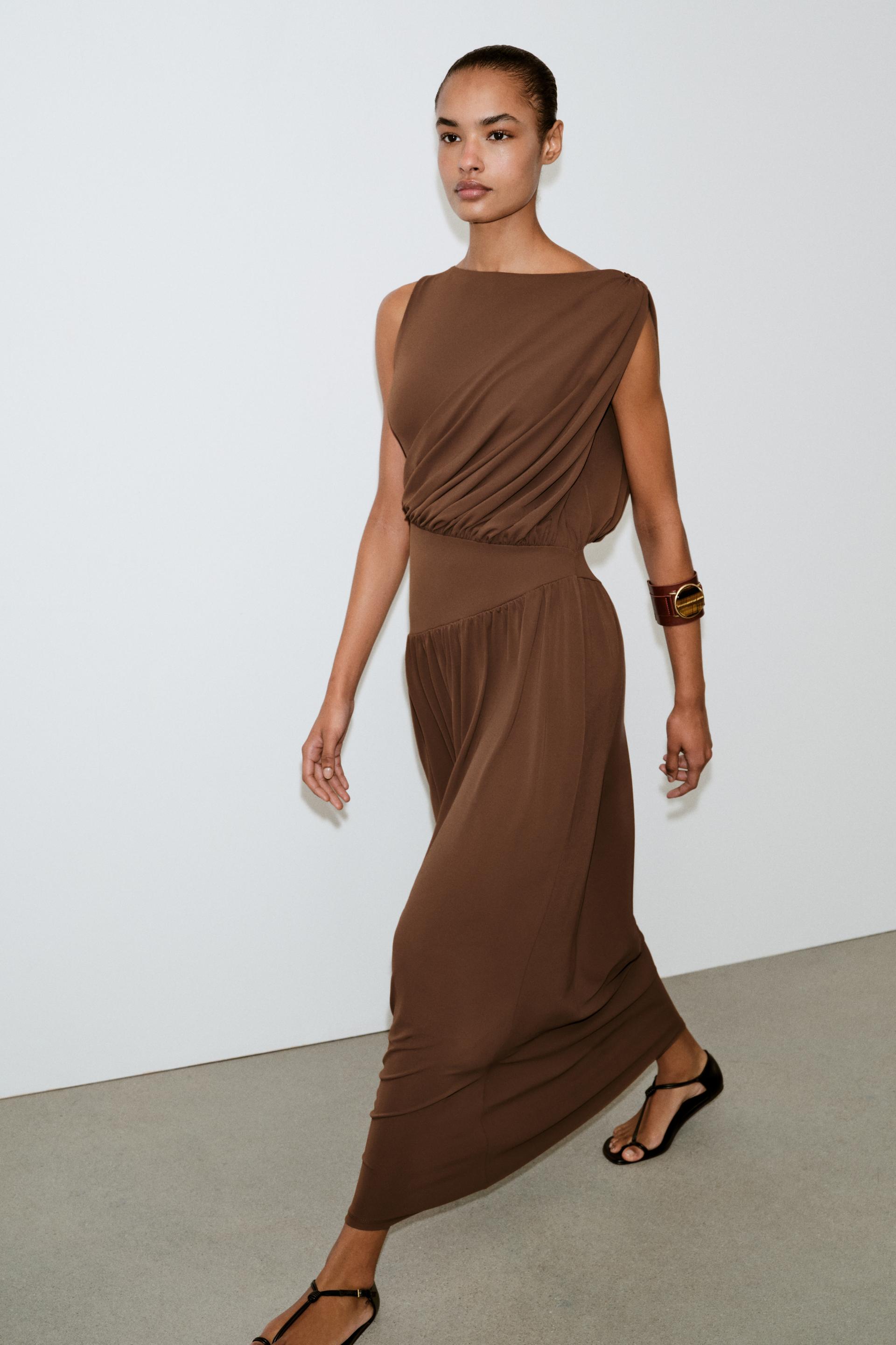 Robe à large ceinture latérale