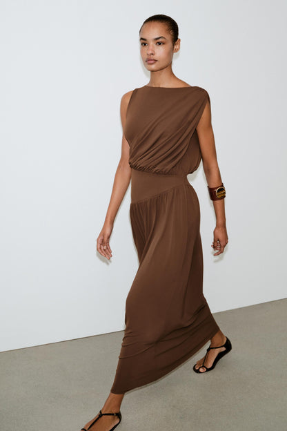 Robe à large ceinture latérale