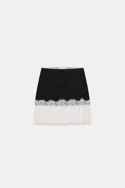 Jupe mini contrastée en dentelle