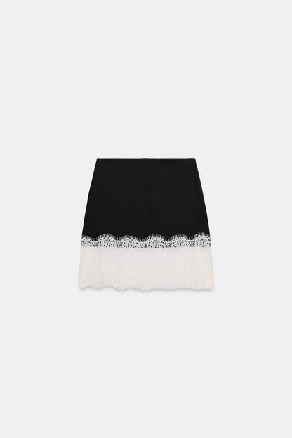 Jupe mini contrastée en dentelle