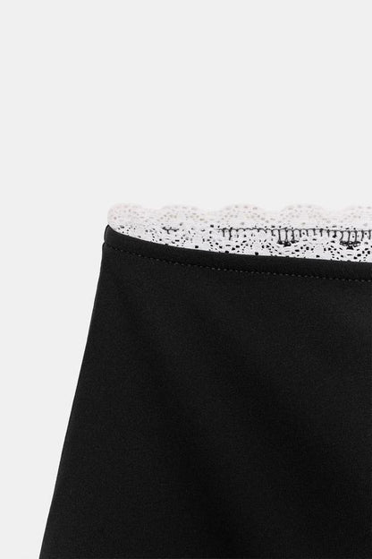 Jupe mini contrastée en dentelle
