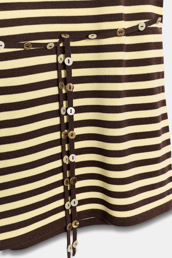Robe dos-nu à rayures avec ceinture