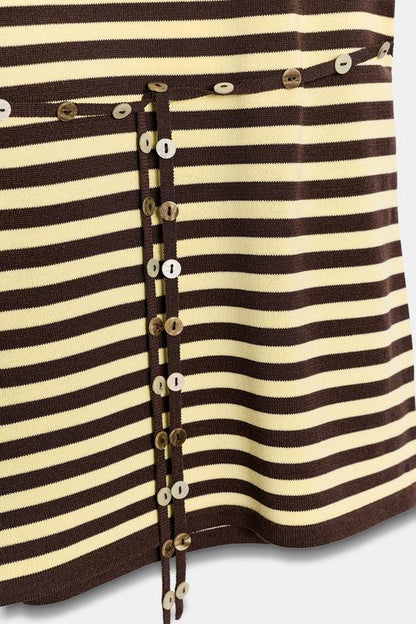 Robe dos-nu à rayures avec ceinture