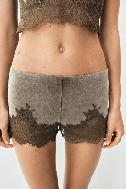 Short effet délavé en dentelle