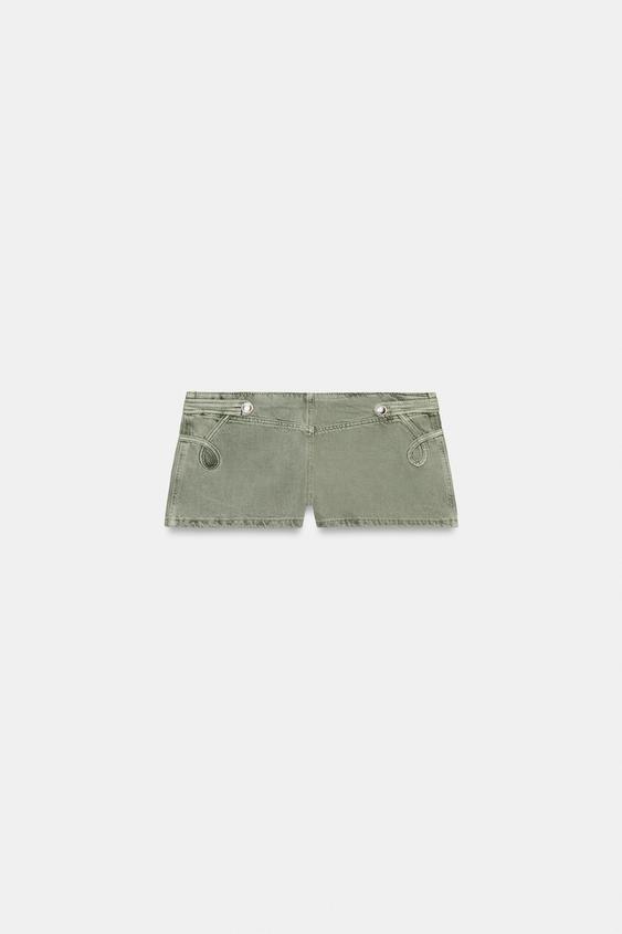 Short mini à boutons