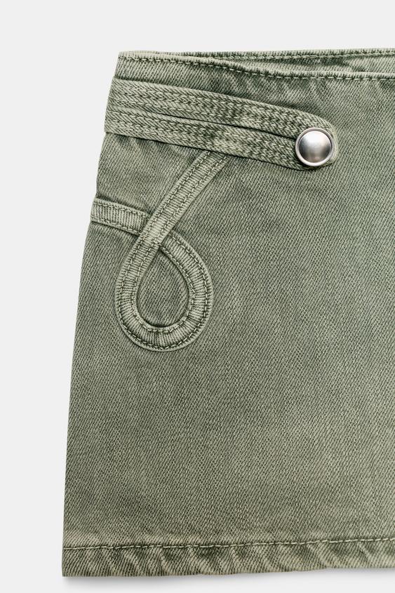 Short mini à boutons